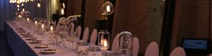 Gedeckter Tisch mit stimmungsvoller GATE Lichttechnik für ein Private Event