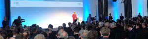Bundeskanzlerin Angela Merkel am Podium bei einer BDI Veranstaltung